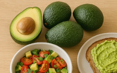 Avocados, Salat und Toast auf Tisch